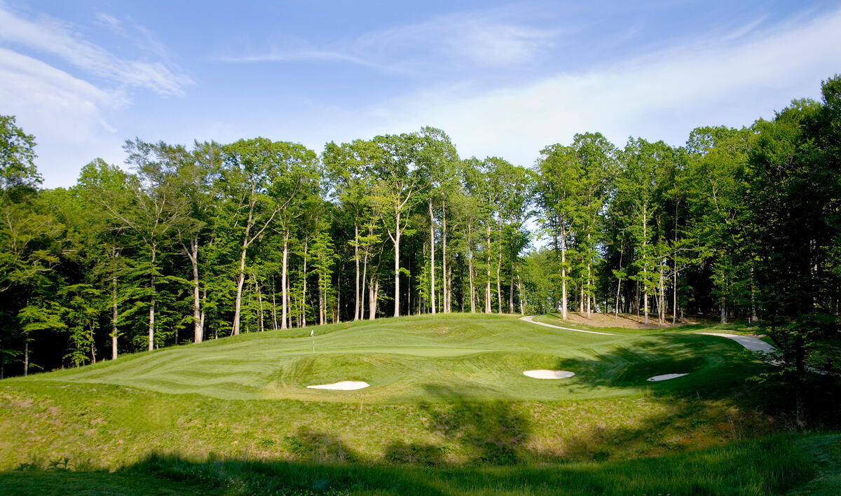 Undulating green and bunkers on the Arthur Hills championship course