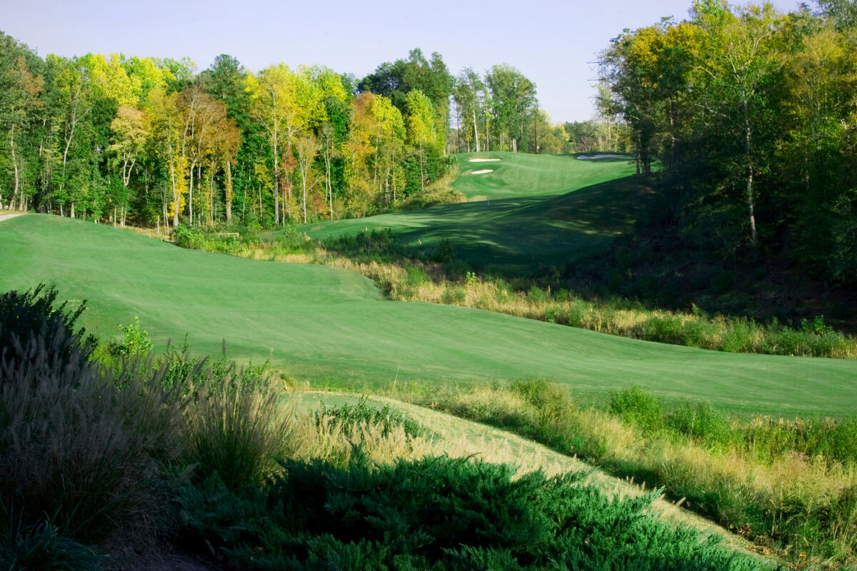Par 3 hole with sand bunkers at Colonial Heritage Club